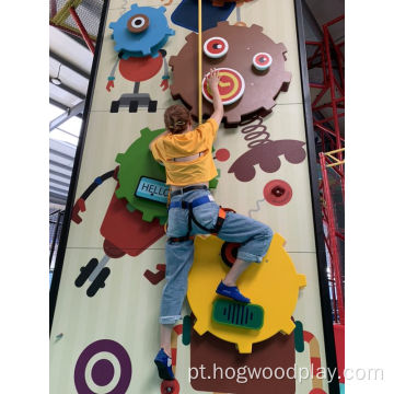 Playground interno com paredes de escalada interativas